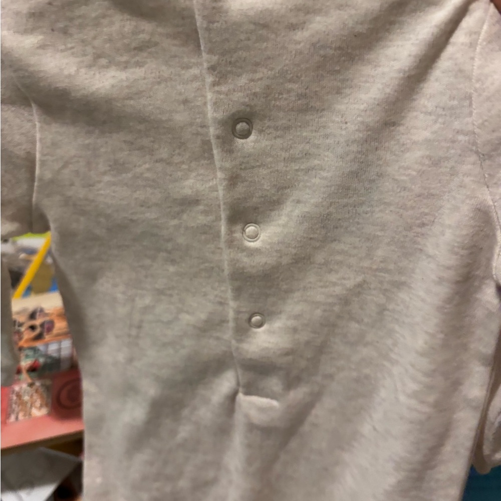 GUESS Kids Gray/Beige One Piece Sleeper with Bear Design (0-3 Months) NWT - Picture 3 of 7